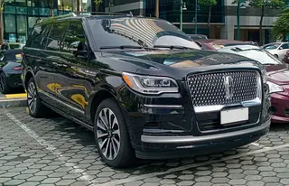 2025 Lincoln Navigator, a photo of this model, not the listed car