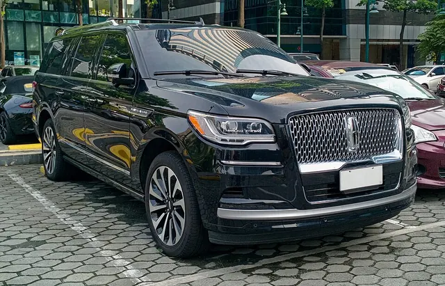 2025 Lincoln Navigator (photo for reference, not the listed car)
