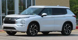 2025 Mitsubishi Outlander PHEV, a photo of this model, not the listed car