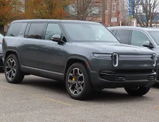 2025 Rivian R1S, a photo of this model, not the listed car